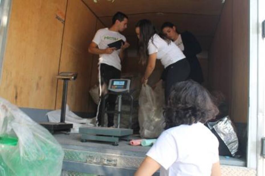 Jóvenes mexicanas dan dinero a cambio de basura