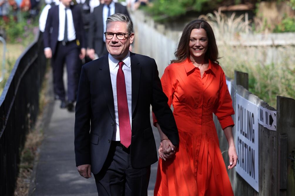 El líder del Partido Laborista, Sir Keir Starmer y su esposa Victoria Starmer a su llegada a un colegio electoral para votar durante las elecciones generales británicas en Camden, Londres. Foto: EFE