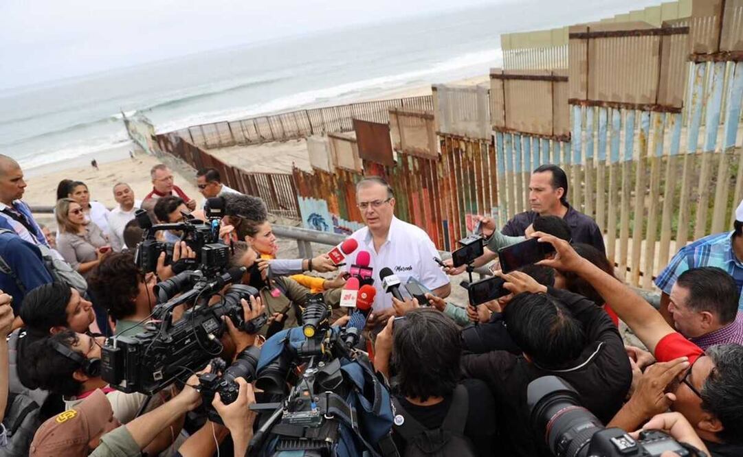 Marcelo Ebrard habló sobre las dificultades del muro fronterizo que divide a México con Estados Unidos. Foto: Especial