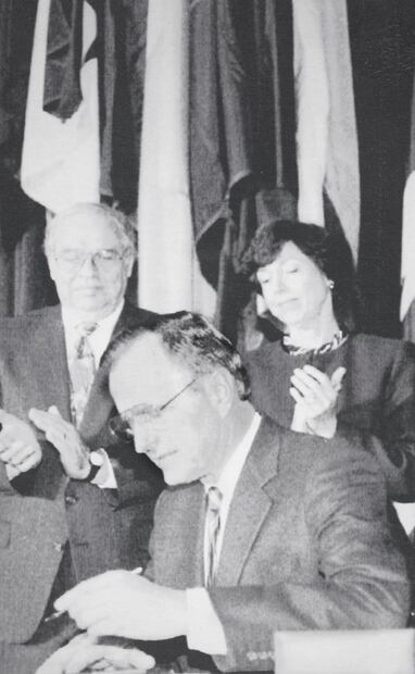 George Bush, entonces presidente de EU, firmando el Tratado de Libre Comercio en las oficinas de la OEA. Foto. AP.