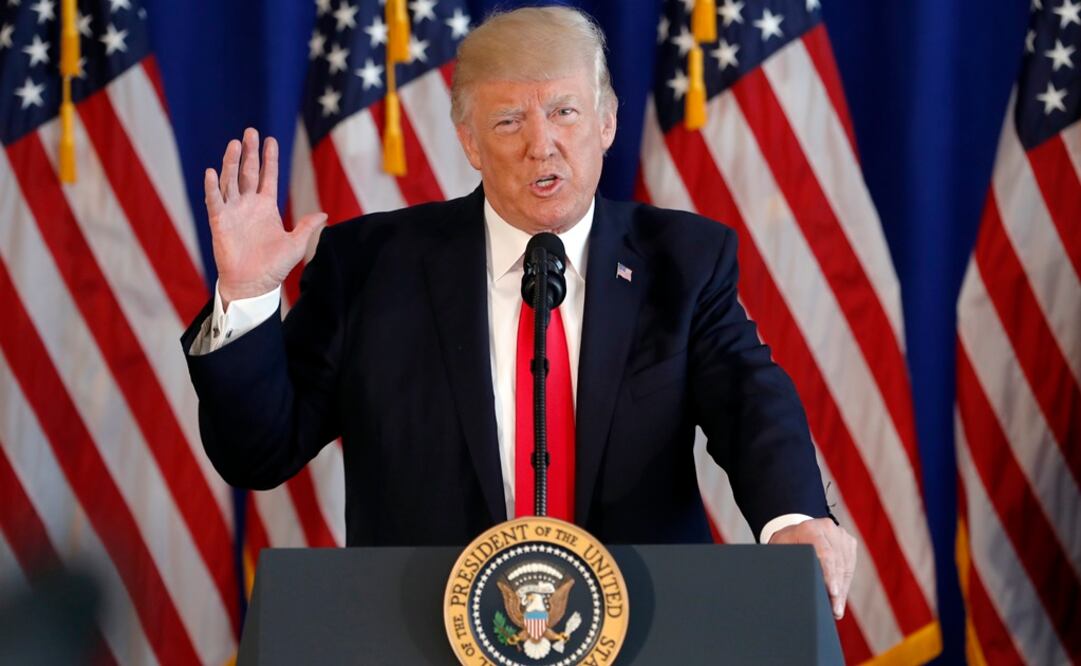El presidente Donald Trump habla sobre la situación actual en Charlottesville, Virginia, en el Trump National Golf Club, el sábado 12 de agosto (Foto: AP)