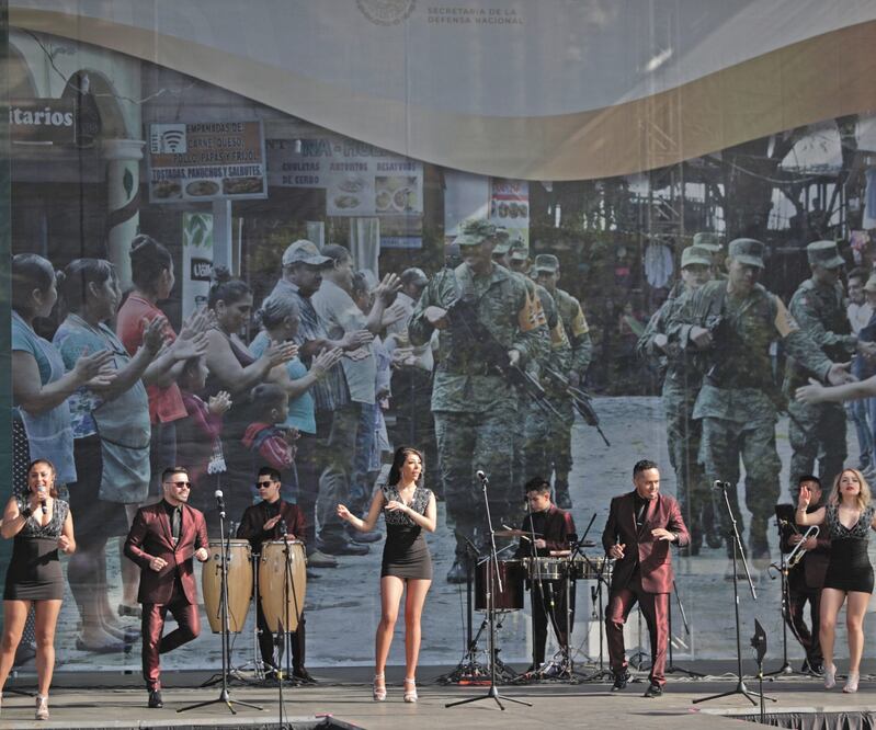 Por un rato, elementos castrenses dejaron de lado la conducta marcial y formaron parejas para bailar al son de la Sonora Dinamita. IVÁN STEPHENS. EL UNIVERSAL