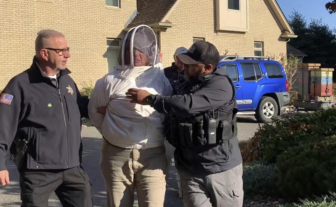 Policías arrestan a Rorie S. Woods, de 55 años, quien viste un traje de apicultura, en Hadley, Massachusetts. Foto: AP 