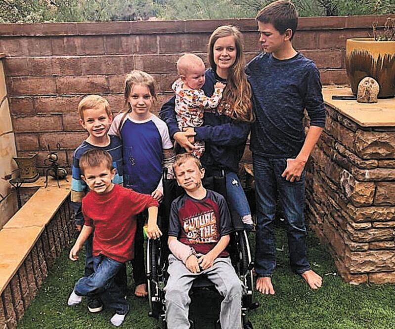 Respa ldo. Foto difundida en Instagram en la que se observa a Cody en una silla de ruedas, rodeado de seis niños. TOMADA DE INTERNET