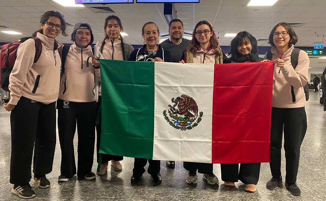 Equipo jóvenes mexicanas participantes en la Olimpiada Europea Femenil de Matemáticas 2022 junto a la embajadora Rosario Molinero, en Hungría. Foto: Twitter @EmbaMexHungria
