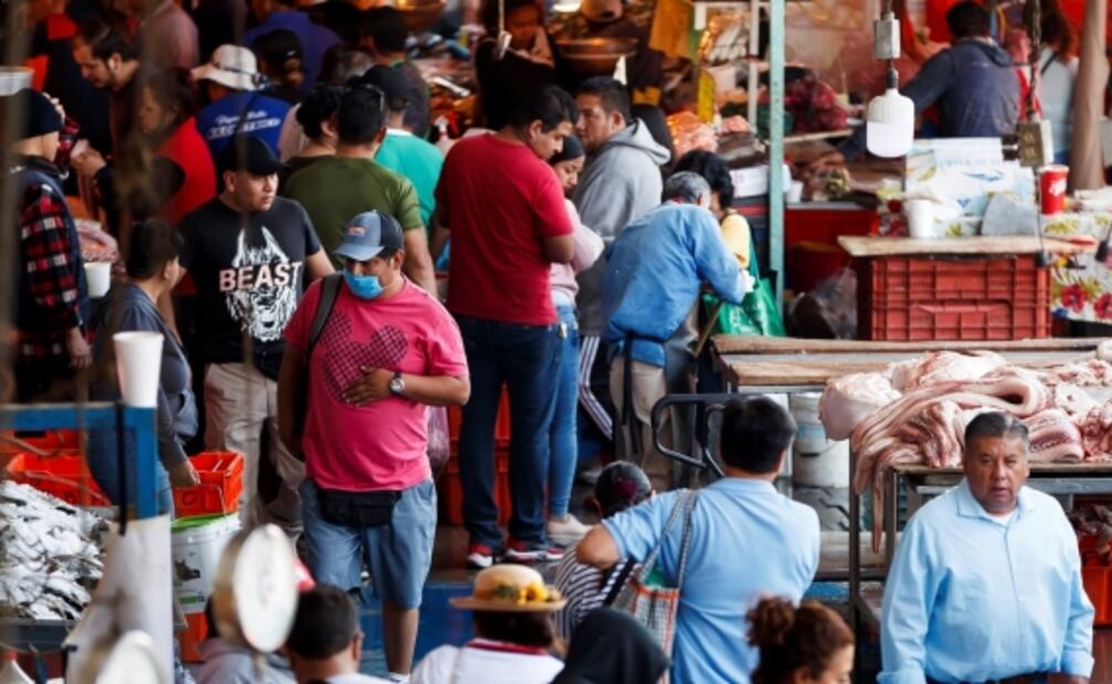 Desafían al coronavirus para comprar pescado en La Viga para la Cuaresma