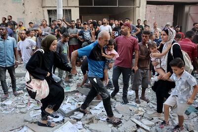 Israel mata a 12 palestinos en ataque a horno comunitario en Ciudad de Gaza; las fuerzas israelíes intensifican sus bombardeos