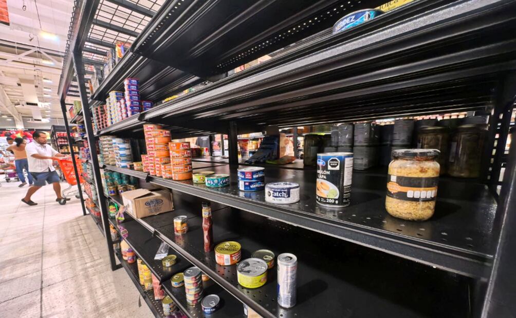 Productos empiezan a escasear debido a las compras de pánico en Puerto Escondido, ante la amenaza del huracán Erick en Oaxaca, el 18 de junio de 2025. Foto: Edwin Hernández/EL UNIVERSAL