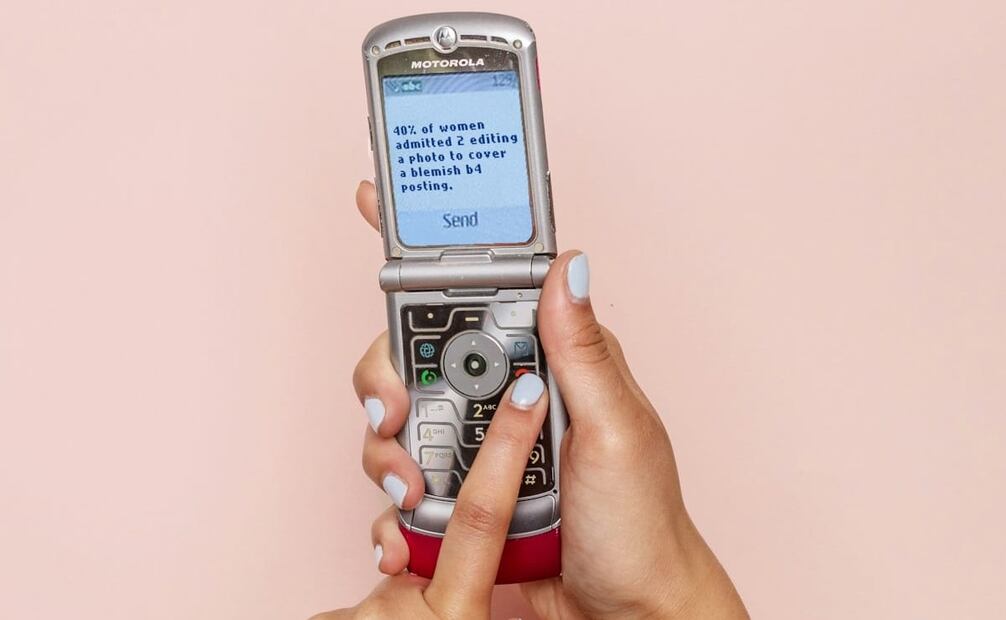 Lleva contigo un celular desechable a tus viajes, pues son menos vulnerables a ciberataques. Foto: Unsplash