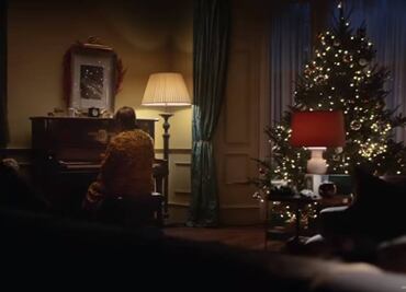 Vida de Elton John se convierte en emotivo comercial navideño