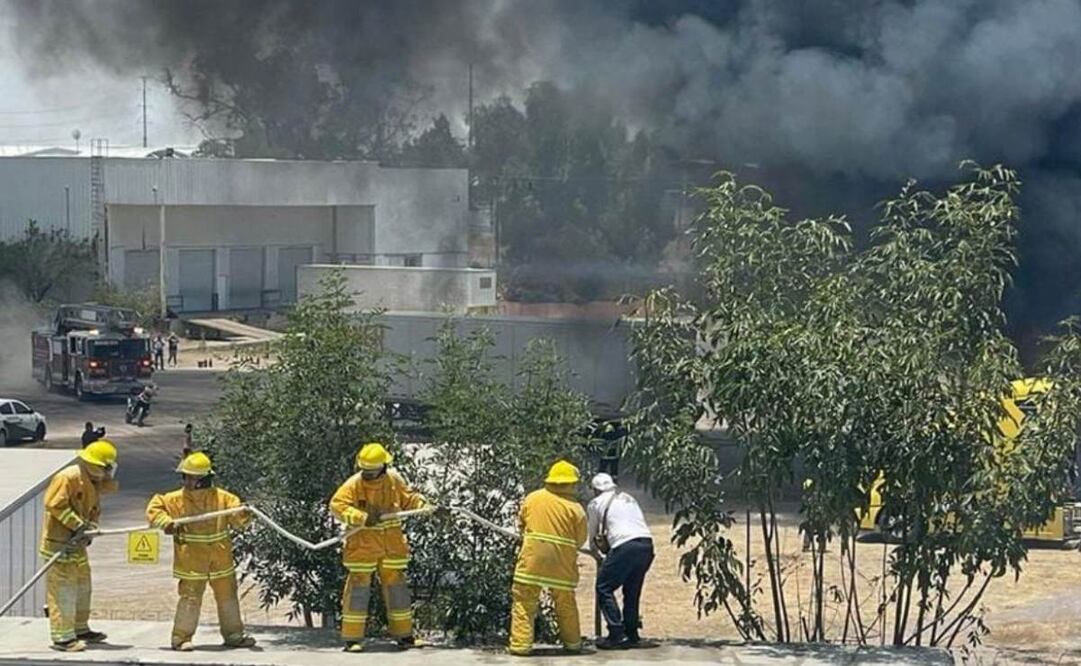 Los vulcanos combaten la conflagración, tratando de evitar que las llamas se extiendan a predios aledaños al lugar de la emergencia. Foto: Especial
