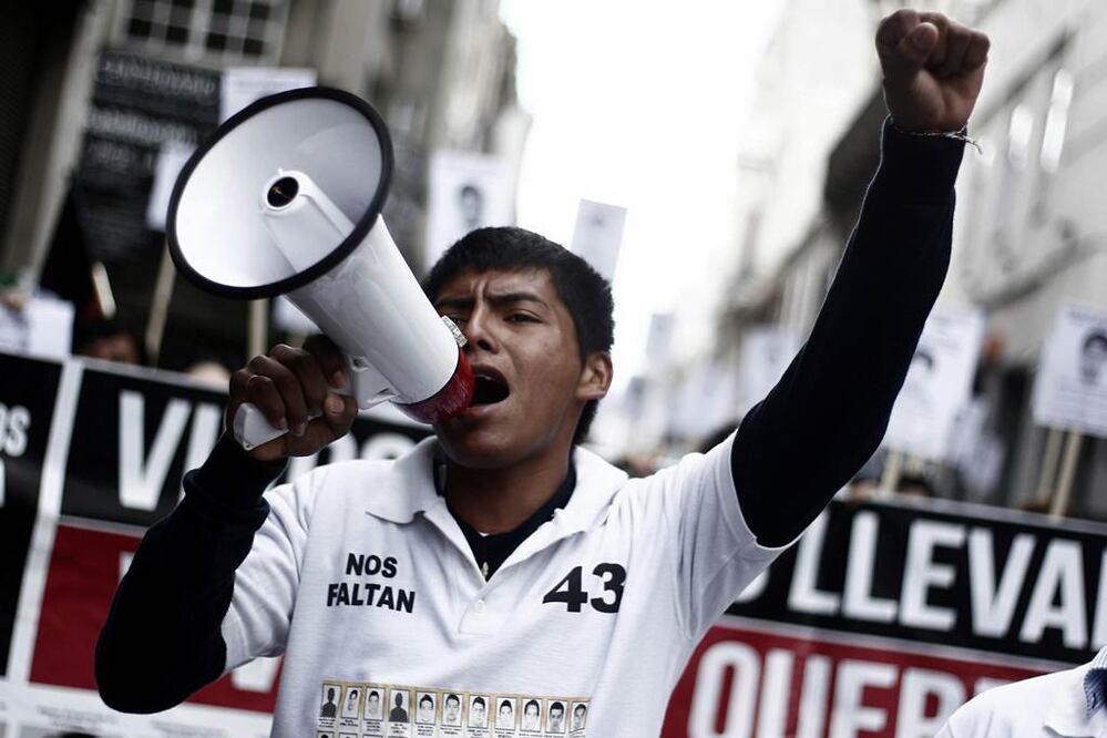 Con pancartas con los nombres y las fotografías de los 43 alumnos desaparecidos, la "Caravana 43 Sudamérica", compuesta por compañeros y familiares de los estudiantes desaparecidos hace ocho meses en México, marchó por el casco histórico de Montevideo, Uruguay. Foto: EFE