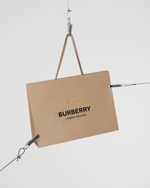 Burberry se compromete con el planeta y busca decirle adiós al plástico en el 2025