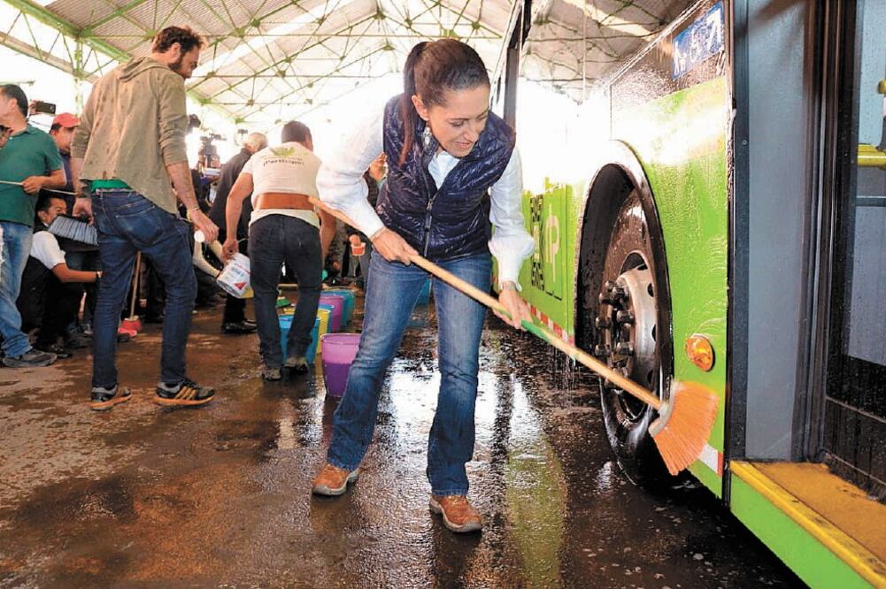 Claudia Sheinbaum acudió al anexo 7 que recuperó la RTP, ubicado en la alcaldía Azcapotzalco, donde realizó limpieza de unidades. Foto/ESPECIAL