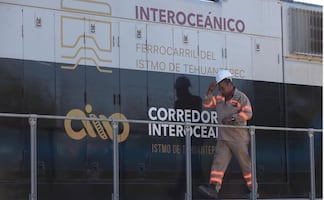 Tráiler impacta al Tren Interoceánico en Chiapas al intentar ganarle el paso; no reportan pasajeros heridos