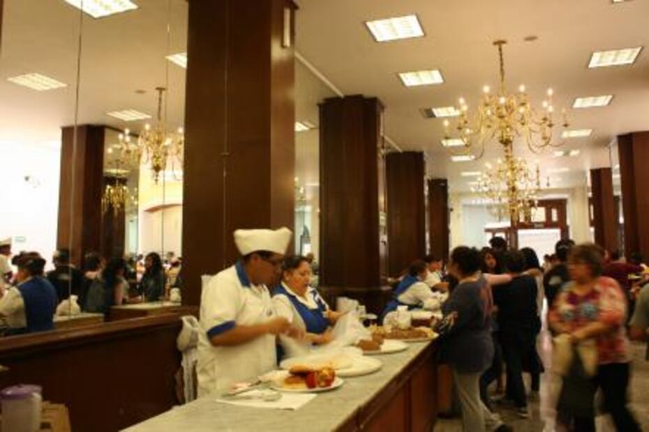 La panadería y pastelería La Ideal conserva el ambiente de antaño con sus grandes candiles. La de 16 de septiembre es la primera y era parte del convento de San Francisco. Colección Villasana.