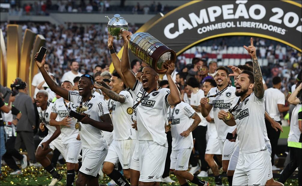 Jugadores del Botafogo celebran tras conquistar la Copa Libertadores 2024. FOTO: AFP