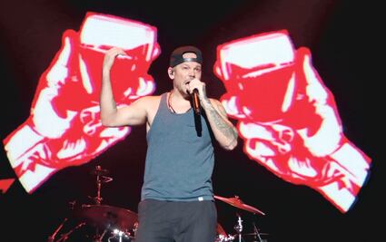 Residente alza la voz con su público “anormal”