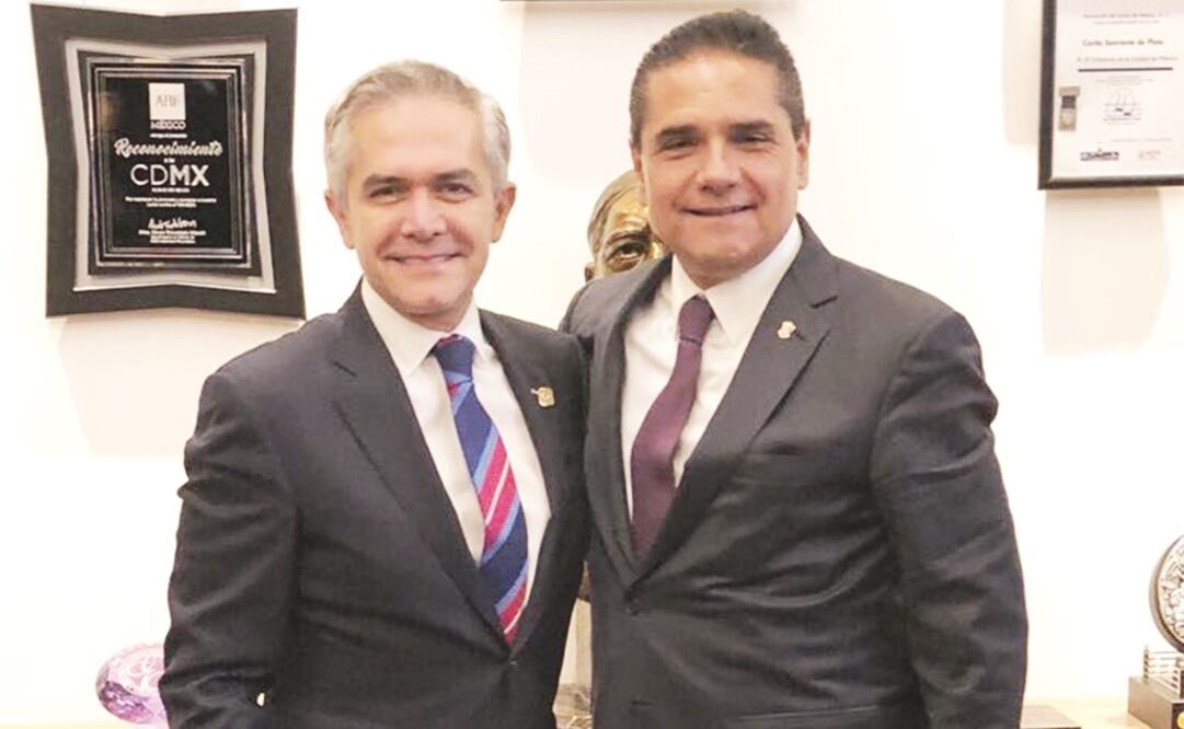 Apoyo para 2018. En un mensaje de Twitter, Aureoles abraza a Miguel Ángel Mancera en las oficinas del mandatario local. Foto: TOMADA DE TWITTER