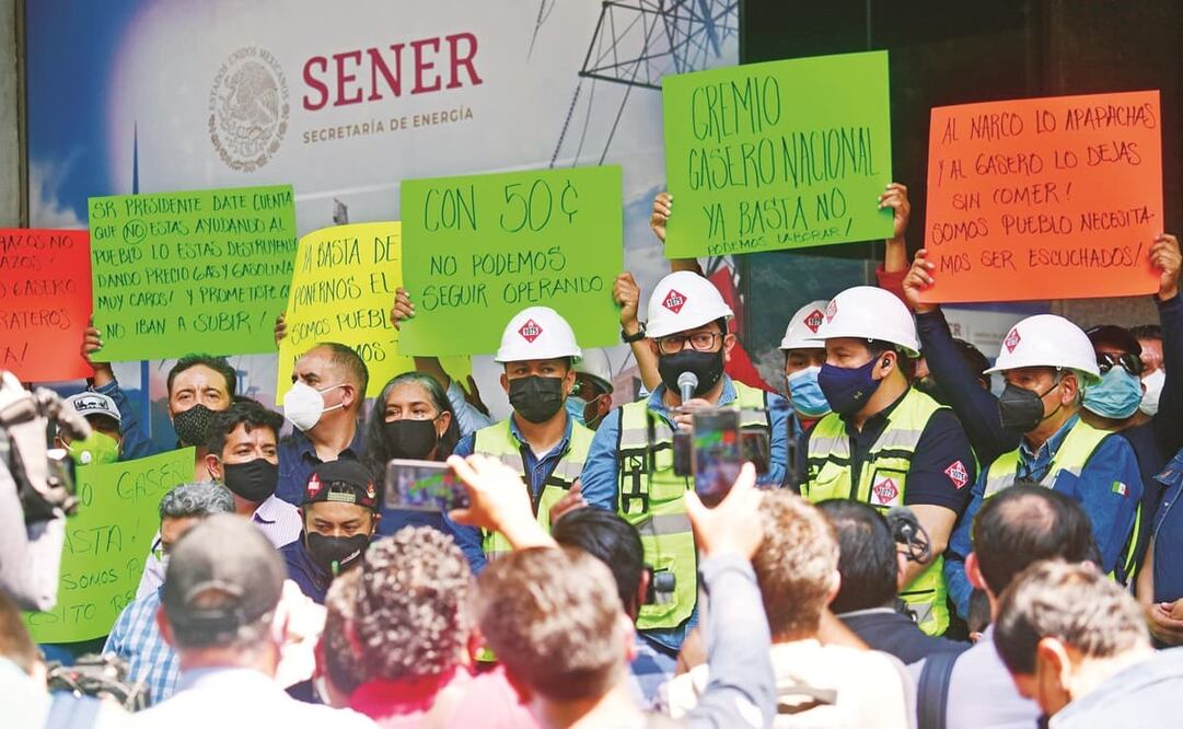 Con pancartas, gaseros se manifestaban afuera de la Secretaría de Energía, sin que su demanda se resolviera. Hugo García. EL UNIVERSAL