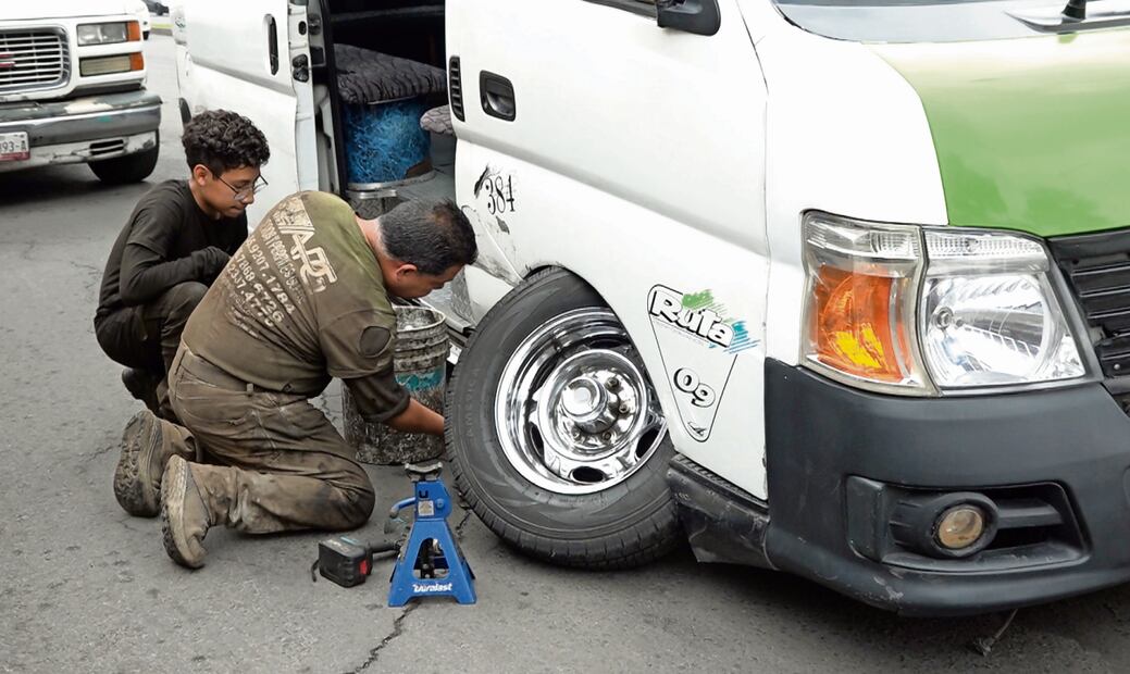 Debido a que se rompió la autoparte conocida como rótula, el chofer de la unidad deberá pagar al menos mil pesos por las refacciones. Foto: Diego Prado / EL UNIVERSAL