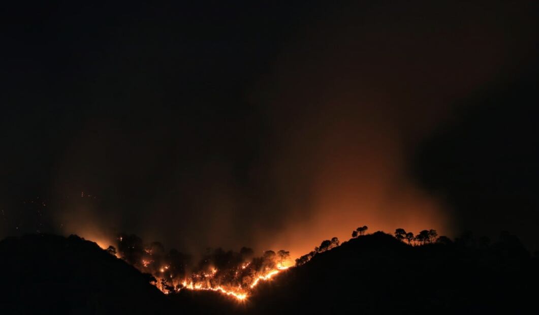 Incendio forestal sobre las montañas de Tepoztlán, Morelos, el 25 de marzo de 2025. Foto: Cuartoscuro.com