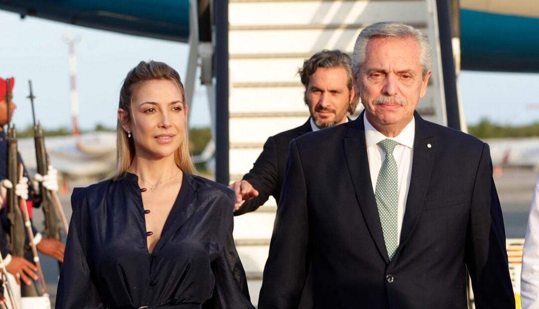 El entonces presidente de Argentina Alberto Fernández, y su entonces pareja, Fabiola Yáñez, en abril de 2023, durante su llegada al Aeropuerto Las Américas para asistir a la XXVIII Cumbre Iberoamericana, en Santo Domingo (República Dominicana). Foto: EFE