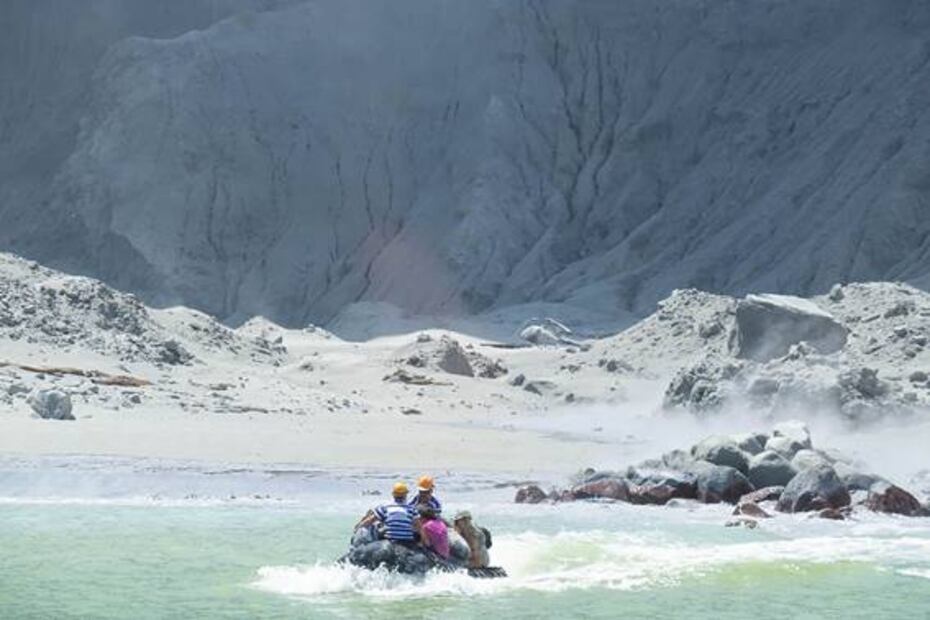 Las impactantes imágenes de la erupción del volcán de Nueva Zelanda