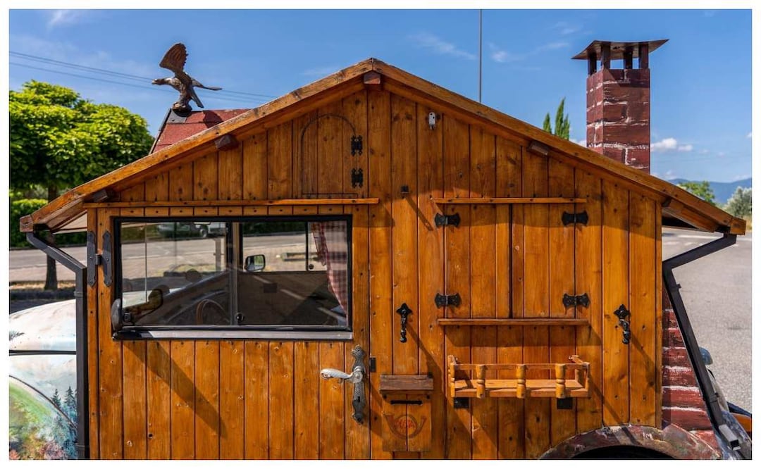 Descubre cómo es por dentro el vocho con cabaña rodante. Imagen: Catawiki