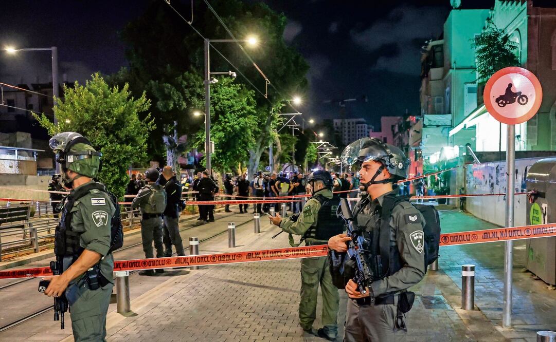 Agentes israelíes en la escena de un tiroteo, en Jaffa, en el sur de Tel Aviv. Foto: Jack Guez | AFP