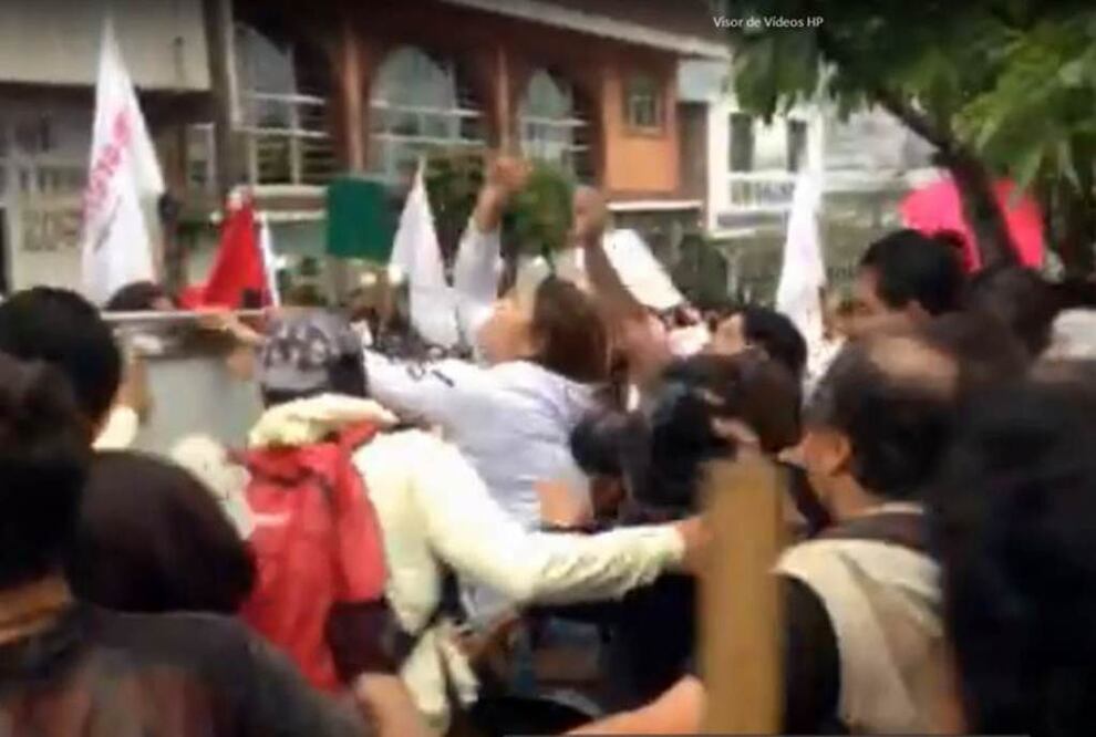 Un grupo de personas irrumpió en un evento del partido  Movimiento Regeneración Nacional 