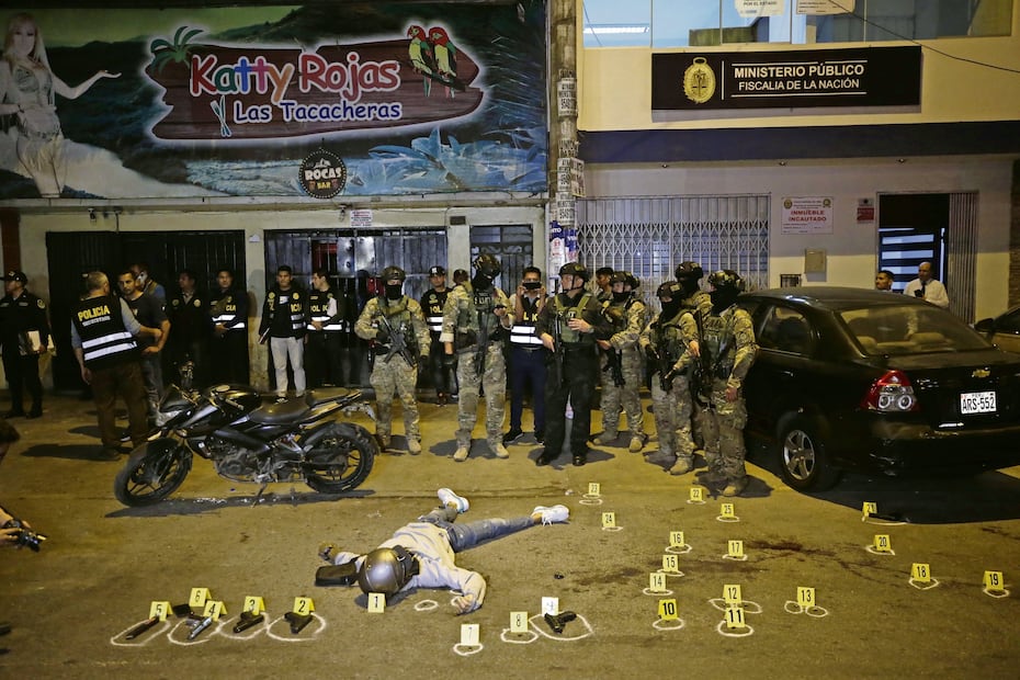 Criminalidad decontrolada. El 16 de junio, la Policía Nacional del Perú abatió en enfrentamiento a Christopher Joseph Fuentes Gonzáles, alias Maldito Cris, uno de los sicarios de origen venezolano más peligrosos y buscados del país. Dos meses antes, había asesinado de un balazo en la cabeza a un miembro de la policía municipal del distrito de Surco (uno de los más exclusivos de Lima), con total impunidad y a plena luz del día. La foto refleja con crudeza la violencia generada por la ola de criminalidad que azota al país y que ha ido creciendo por la falta de control e inacción de las autoridades. Foto: César Bueno/El Comercio