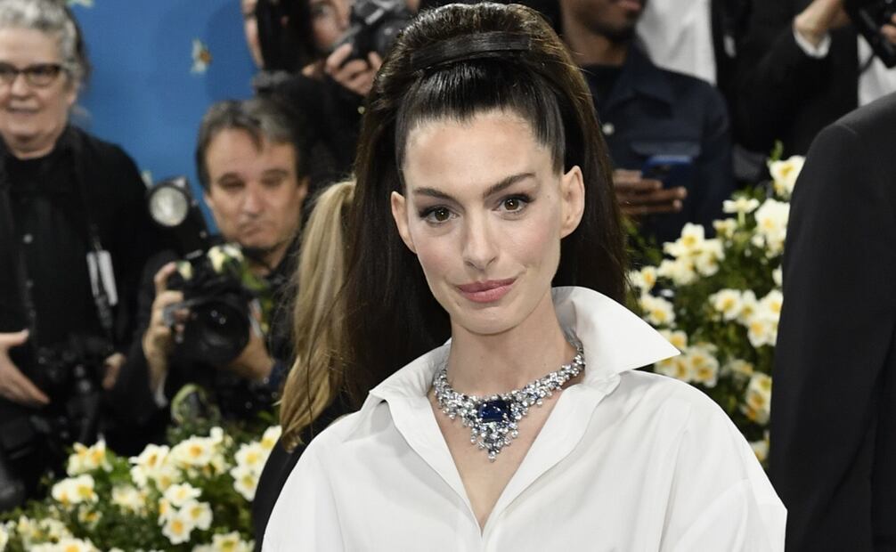 Anne Hathaway asiste al Museo Metropolitano de Arte. Foto: AP.