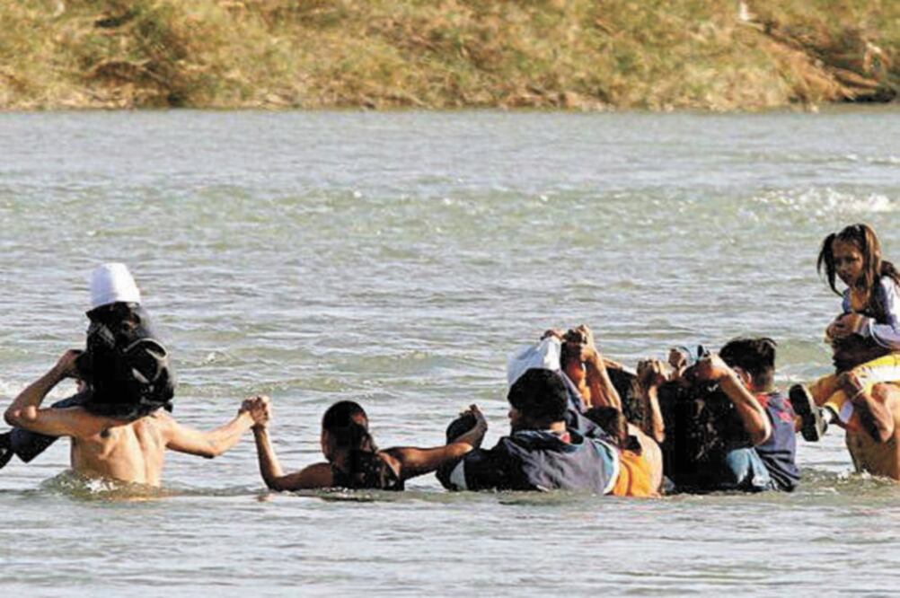 Inmigrantes centroamericanos cruzan el río Bravo, rumbo a Estados Unidos. FOTOS: NOTIMEX