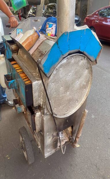 Este carrito de camotes tiene todo lo necesario para una jornada de ventas: el horno al vapor, los plátanos y camotes listos y la leche condensada, siempre de la marca preferida del público, lista para endulzar la tarde de un capitalino. Foto: Carlos Villasana.
