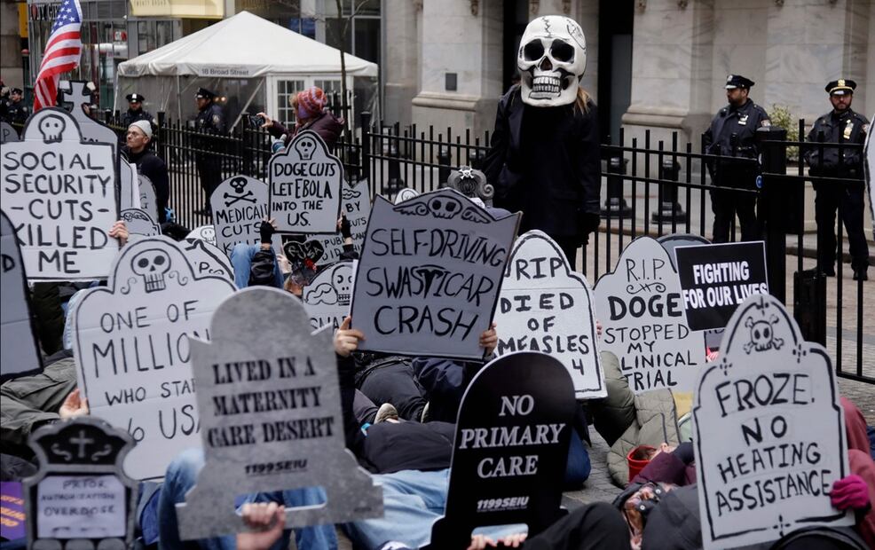 Manifestantes participan en la protesta "Marcha para Detener los Recortes" en Nueva York, EU, el 15 de marzo de 2025. Foto: AFP