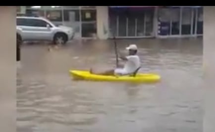 Hombre aprovecha inundación en Los Mochis para pasear en kayak