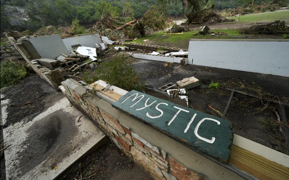 Un letrero de Camp Mystic se observa cerca de la entrada del lugar, a orillas del río Guadalupe en Hunt, Texas, el sábado 5 de julio de 2025, después de que una inundación repentina arrasara la zona. Foto: AP