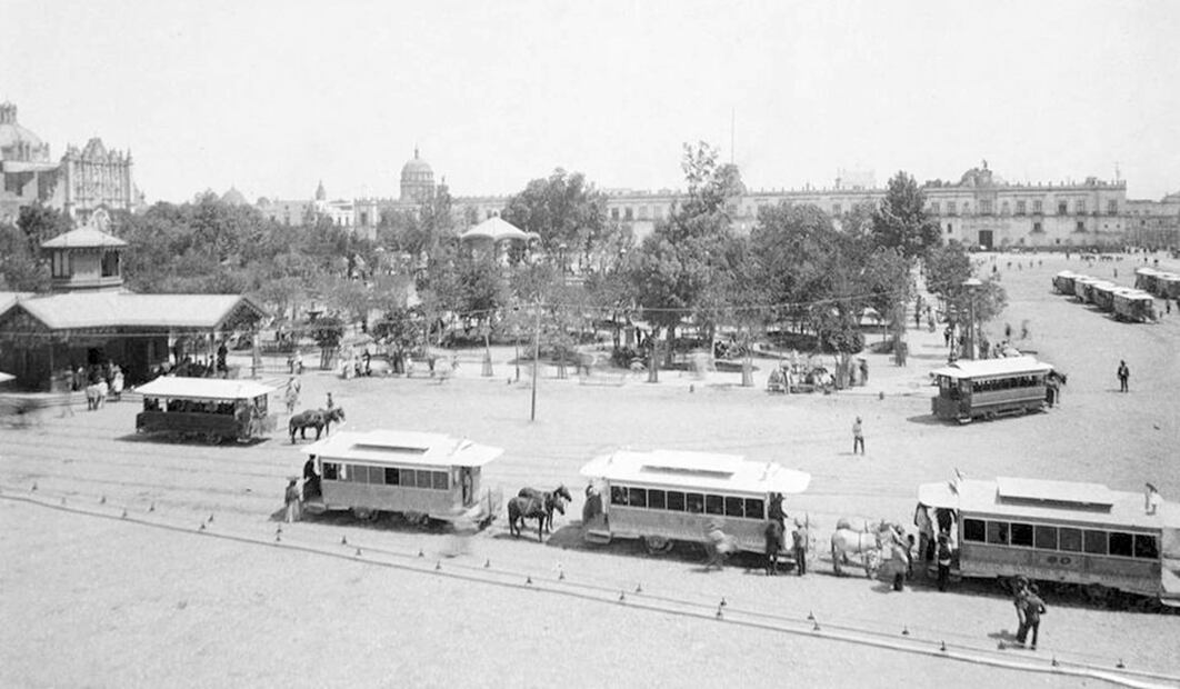 En el Zócalo de la primera década del siglo XX se podía tomar el "tranvía de mulitas" luego de pasar el día bajo sus árboles y kioscos. Colección Carlos Villasana.