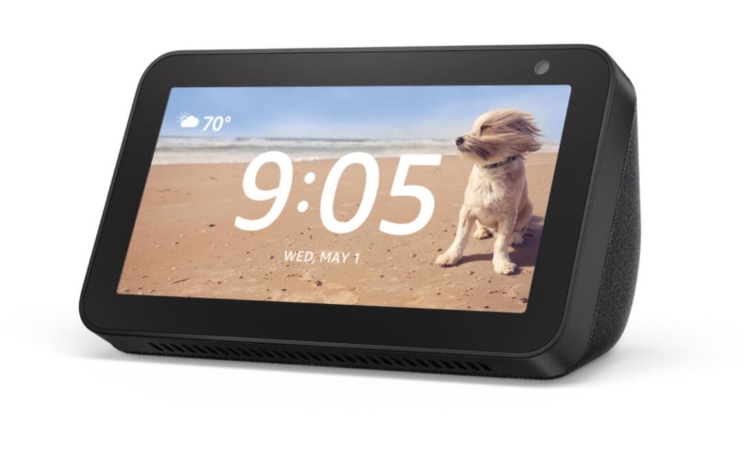 En términos de seguridad y privacidad, Amazon asegura que los Echo tienen múltiples capas de protección. Físicamente, incluyen botón de apagado en cámaras y micrófonos