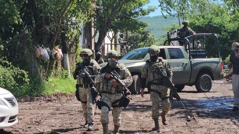 Reportan enfrentamientos entre civiles y fuerzas federales en puntos distintos de Sinaloa; aseguran camionetas, fusiles y cartuchos