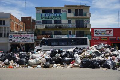 Cierran calles del Centro Histórico de Oaxaca con montones de basura