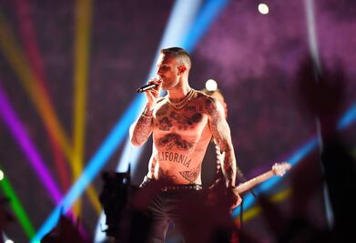 Las fotos de Adam Levine en el Super Bowl que encendieron las redes 