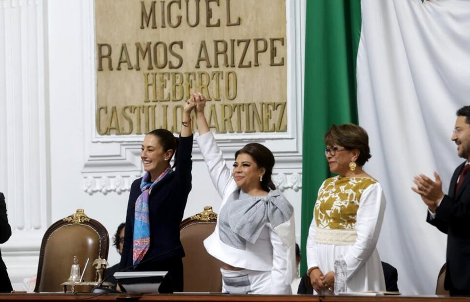La presidenta Claudia Sheinbaum acompaña a Clara Brugada, quien ya rindió protesta como jefa de Gobierno de la Ciudad de México. Foto: Gabriel Pano/EL UNIVERSAL
