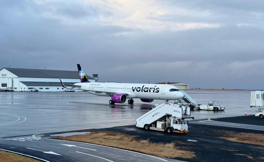 Con esta nueva aeronave con matrícula XA-VUN y una capacidad para 239 personas, Volaris podrá incrementar sus operaciones en rutas. Foto: Volaris