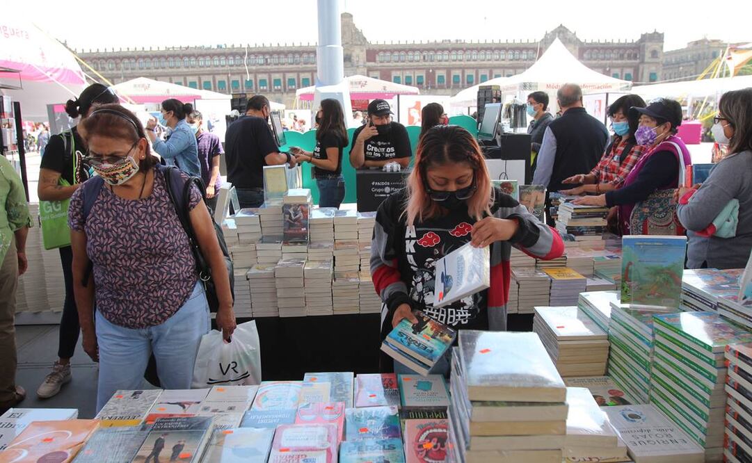 Cientos de personas visitaron la Ferie Internacional del Libro en el Zócalo. Fotos: Juan Boites/ EL UNIVERSAL.