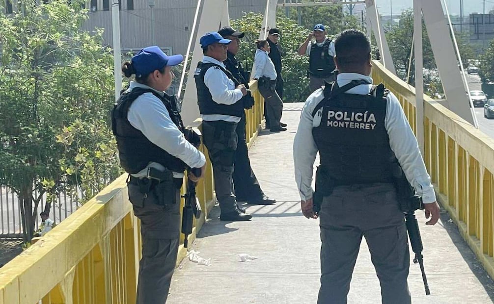 Policía de Monterrey intenta detener a madre buscadora; colocaba manta de protesta.
Foto: Fuerzas Unidas por Nuestros Desaparecidos (as) en Nuevo León