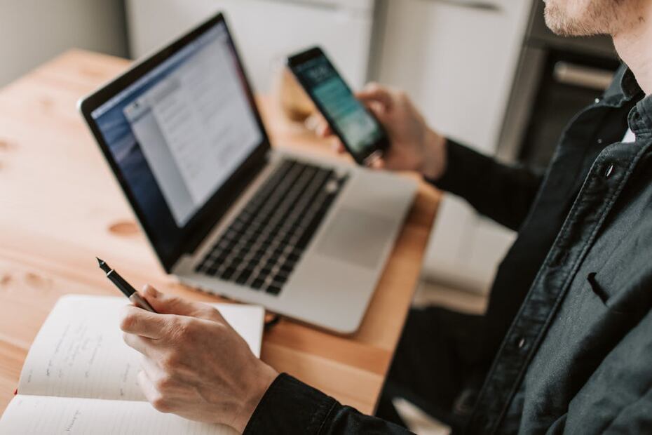 Conoce los riesgos de usar WhatsApp en el trabajo. Foto: Pexels