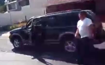Graban a presunto policía municipal agrediendo a automovilista tras choque en Cuautitlán