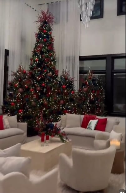 Sala con árboles navideños en la casa de Ángela Aguilar y Christian Nodal.